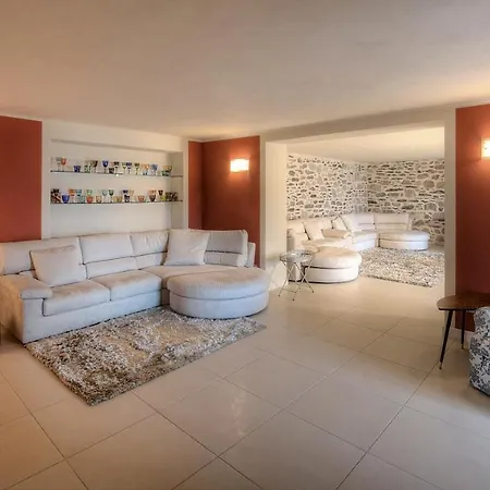 Sleeps 10 Pool Air Con Wifi * Baveno