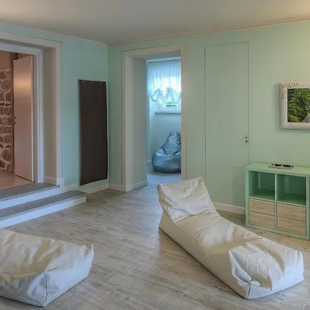Sleeps 10 Pool Air Con Wifi * Baveno