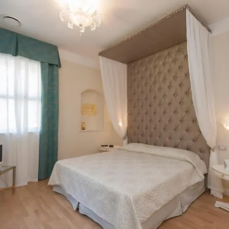 Sleeps 10 Pool Air Con Wifi Baveno